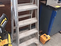 Lot 24 - aluminium dubbele trapladder - afbeelding 3 van  5