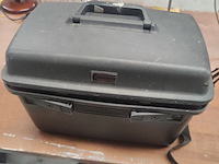 Lot 24 - beautycase met inhoud - afbeelding 2 van  5