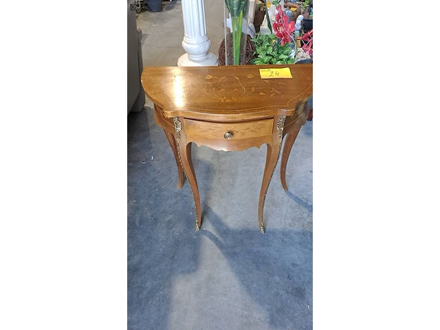 Lot 24 - bijzettafel lodewijk xv stijl walnotenhout met bloeminlegwer - afbeelding 1 van  6