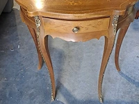 Lot 24 - bijzettafel lodewijk xv stijl walnotenhout met bloeminlegwer