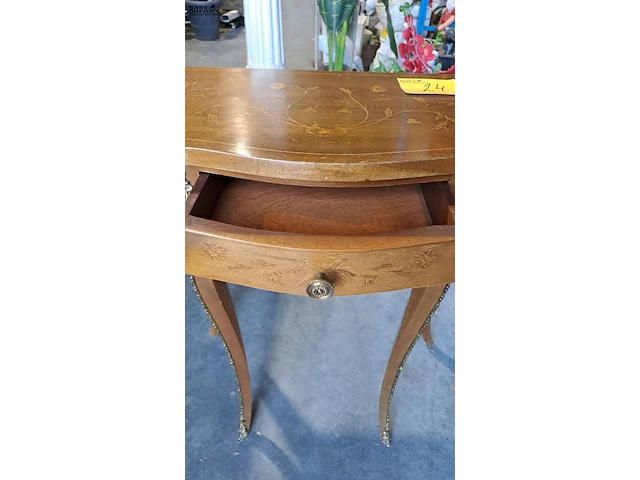 Lot 24 - bijzettafel lodewijk xv stijl walnotenhout met bloeminlegwer - afbeelding 2 van  6