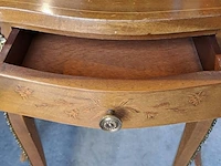 Lot 24 - bijzettafel lodewijk xv stijl walnotenhout met bloeminlegwer - afbeelding 2 van  6