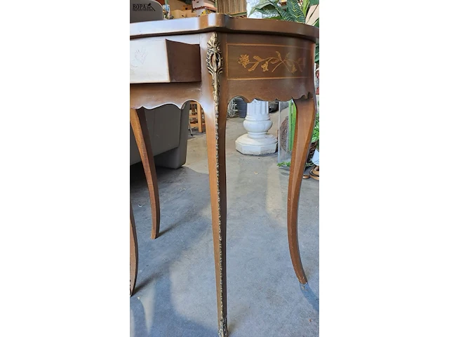 Lot 24 - bijzettafel lodewijk xv stijl walnotenhout met bloeminlegwer - afbeelding 3 van  6