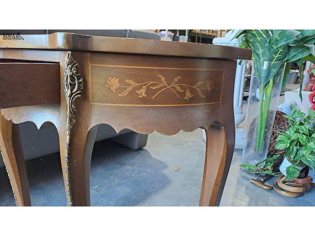 Lot 24 - bijzettafel lodewijk xv stijl walnotenhout met bloeminlegwer - afbeelding 4 van  6