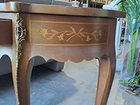 Lot 24 - bijzettafel lodewijk xv stijl walnotenhout met bloeminlegwer - afbeelding 4 van  6