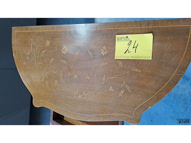 Lot 24 - bijzettafel lodewijk xv stijl walnotenhout met bloeminlegwer - afbeelding 5 van  6
