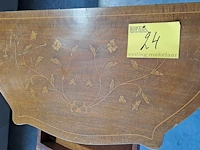 Lot 24 - bijzettafel lodewijk xv stijl walnotenhout met bloeminlegwer - afbeelding 5 van  6