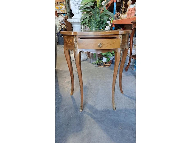 Lot 24 - bijzettafel lodewijk xv stijl walnotenhout met bloeminlegwer - afbeelding 6 van  6