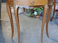 Lot 24 - bijzettafel lodewijk xv stijl walnotenhout met bloeminlegwer - afbeelding 6 van  6