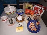 Lot 24 - blikken dozen en decoratie. 14 stuks - afbeelding 1 van  5