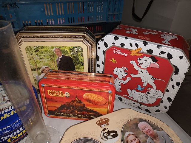 Lot 24 - blikken dozen en decoratie. 14 stuks - afbeelding 2 van  5