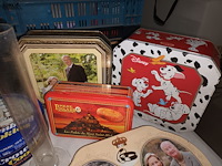 Lot 24 - blikken dozen en decoratie. 14 stuks - afbeelding 2 van  5