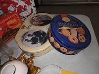 Lot 24 - blikken dozen en decoratie. 14 stuks - afbeelding 3 van  5