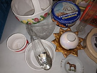 Lot 24 - blikken dozen en decoratie. 14 stuks - afbeelding 4 van  5