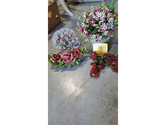 Lot 24 - bloemendecoratie binnen of buiten - 4 stuks - afbeelding 1 van  4