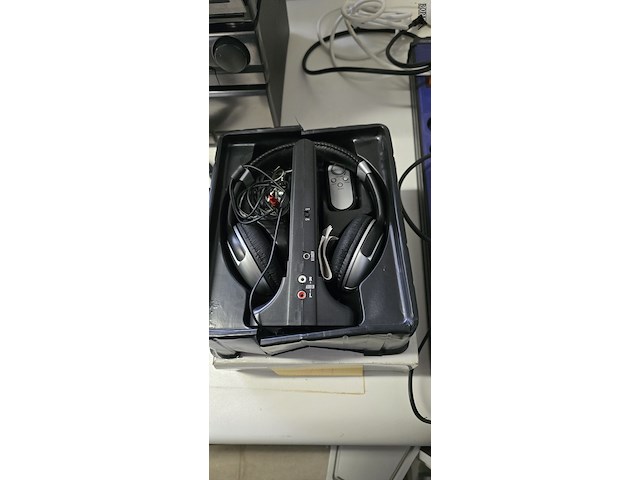 Lot 24 - draadloze koptelefoon - afbeelding 1 van  5