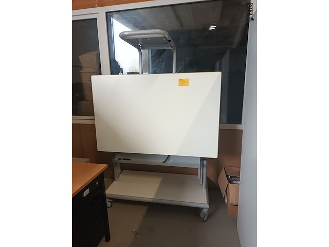 Lot 24 - elektrische mobiele projectie schrijftafel - afbeelding 1 van  4