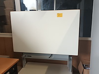 Lot 24 - elektrische mobiele projectie schrijftafel - afbeelding 1 van  4