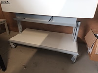 Lot 24 - elektrische mobiele projectie schrijftafel - afbeelding 2 van  4