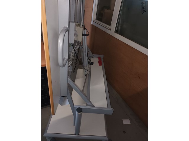 Lot 24 - elektrische mobiele projectie schrijftafel - afbeelding 3 van  4