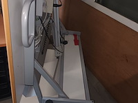 Lot 24 - elektrische mobiele projectie schrijftafel - afbeelding 3 van  4