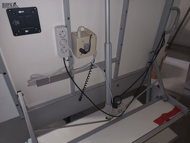 Lot 24 - elektrische mobiele projectie schrijftafel - afbeelding 4 van  4