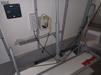 Lot 24 - elektrische mobiele projectie schrijftafel - afbeelding 4 van  4