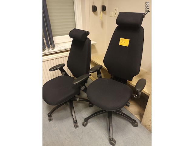 Lot 24 - ergonomische bureaustoel. 2 stuks - afbeelding 1 van  4