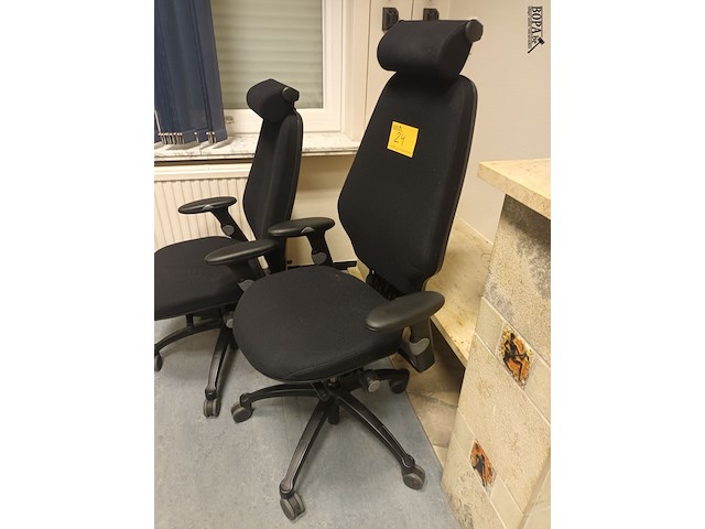 Lot 24 - ergonomische bureaustoel. 2 stuks - afbeelding 2 van  4