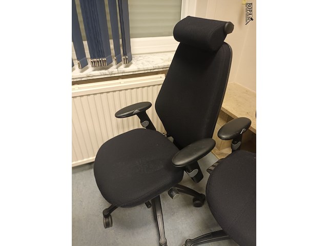 Lot 24 - ergonomische bureaustoel. 2 stuks - afbeelding 3 van  4