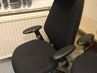 Lot 24 - ergonomische bureaustoel. 2 stuks - afbeelding 3 van  4