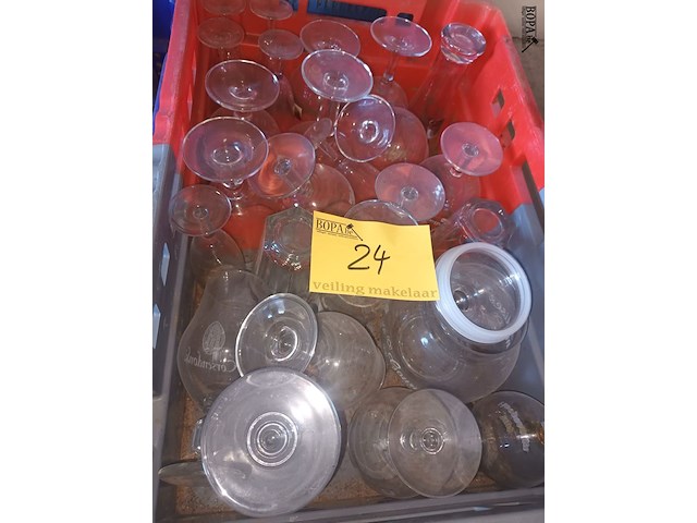 Lot 24 - glazen - afbeelding 1 van  4