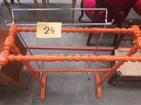 Lot 24 - handdoekenrek. 2 stuks