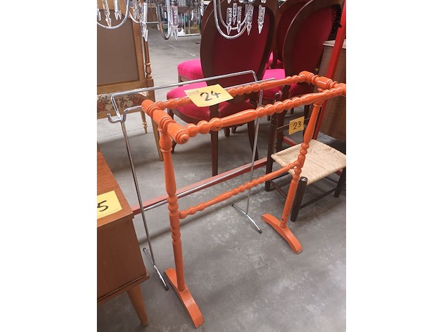 Lot 24 - handdoekenrek. 2 stuks - afbeelding 2 van  3