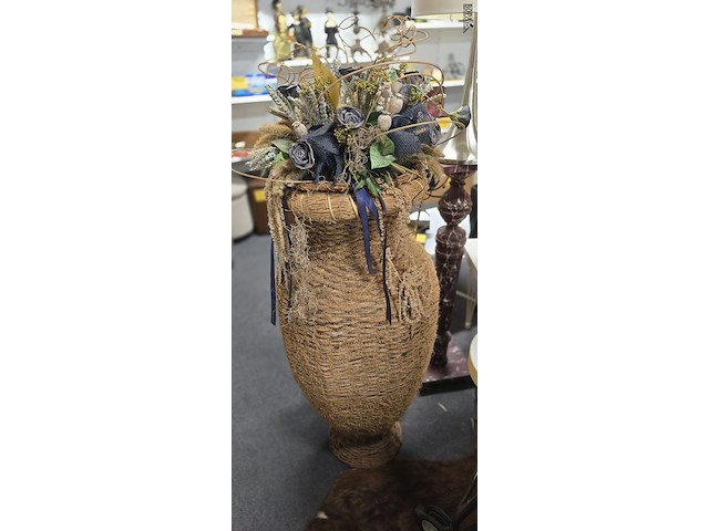 Lot 24 - hoge rotan vaas met droogbloemen - afbeelding 2 van  4