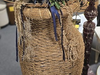 Lot 24 - hoge rotan vaas met droogbloemen - afbeelding 2 van  4