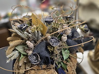 Lot 24 - hoge rotan vaas met droogbloemen - afbeelding 3 van  4