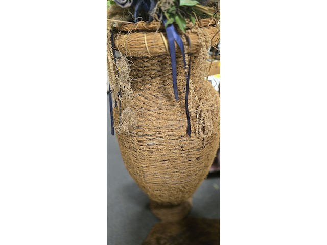 Lot 24 - hoge rotan vaas met droogbloemen - afbeelding 4 van  4