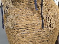 Lot 24 - hoge rotan vaas met droogbloemen - afbeelding 4 van  4