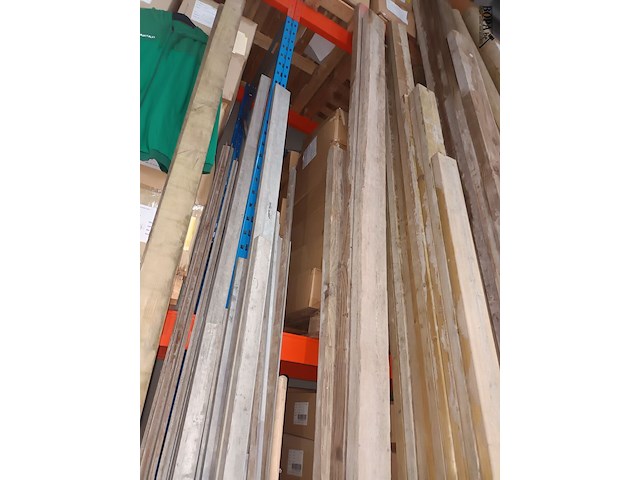 Lot 24 - houten balk. 3 stuks - afbeelding 1 van  3