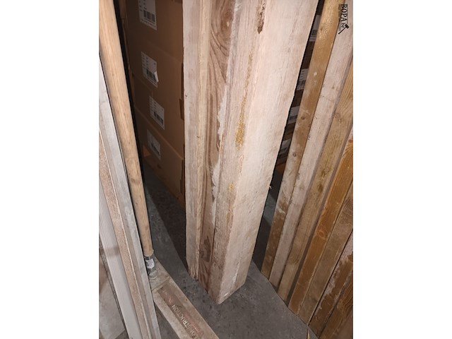 Lot 24 - houten balk. 3 stuks - afbeelding 2 van  3