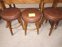 Lot 24 - houten kruk bruin. 3 stuks