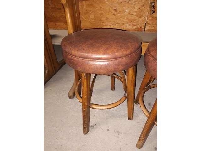 Lot 24 - houten kruk bruin. 3 stuks - afbeelding 2 van  3