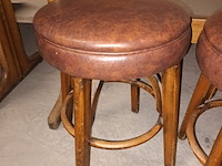 Lot 24 - houten kruk bruin. 3 stuks - afbeelding 2 van  3