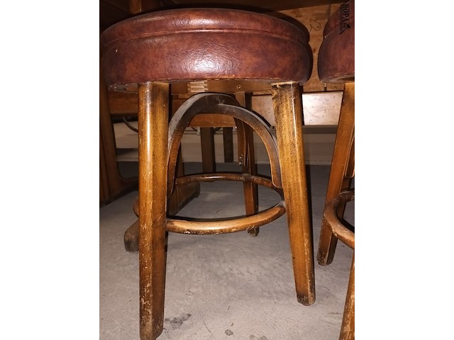 Lot 24 - houten kruk bruin. 3 stuks - afbeelding 3 van  3