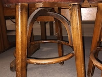 Lot 24 - houten kruk bruin. 3 stuks - afbeelding 3 van  3