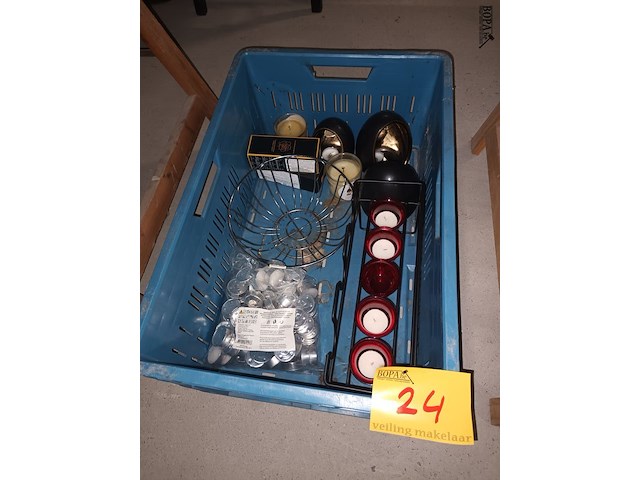 Lot 24 - kaarsen, theelichtjes en aromasticks - afbeelding 1 van  5