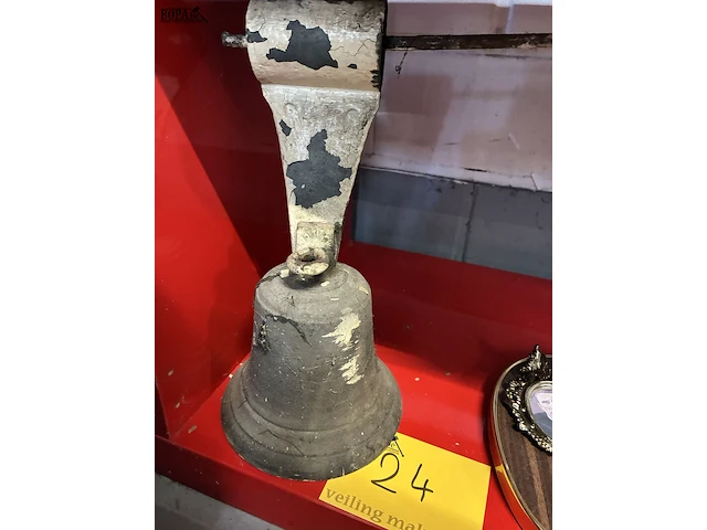 Lot 24 - metalen bel - afbeelding 1 van  2