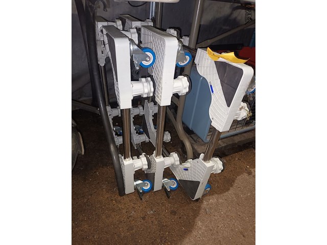 Lot 24 - mobiel onderstel voor witgoed. 3 stuks - afbeelding 2 van  2