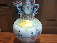Lot 24 - oosterse vaas